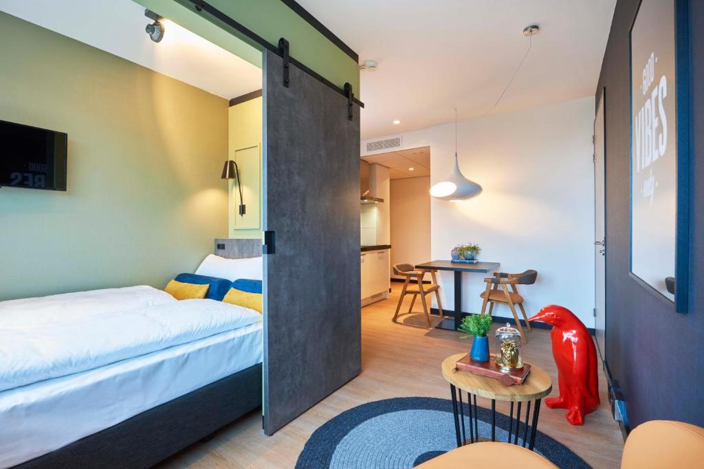 アムステルフェーンにあるCityden Zuidasのベッドルーム1室(ベッド1台、テーブル付)