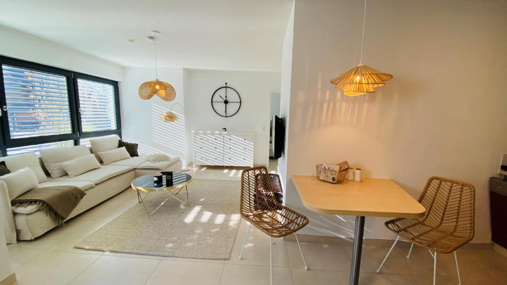 - un salon avec un canapé et une table dans l'établissement PureNature Appartement, à Obersontheim