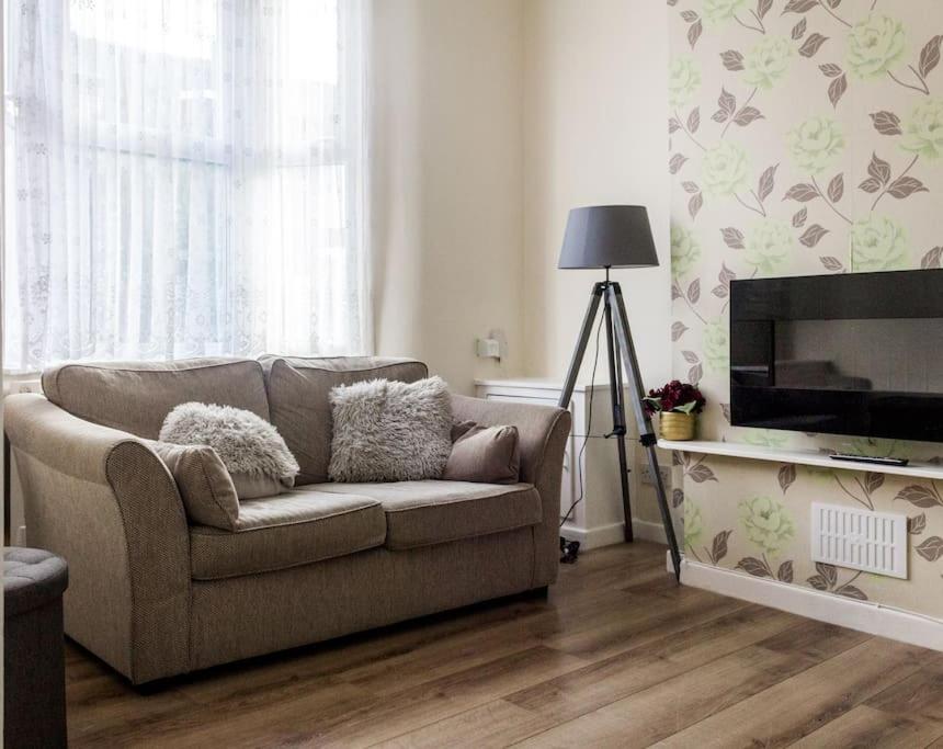 Spacious 4 Bed, Parking, Close to Docks