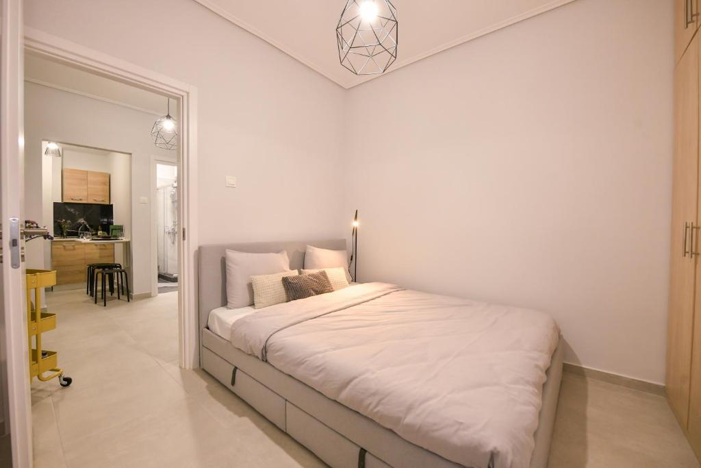Un dormitorio blanco con una cama grande. en Modern, comfortable apartment, in the heart of the city_2, en Larisa