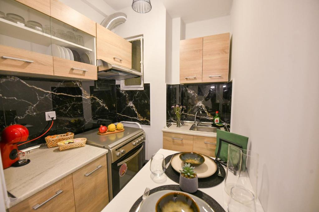 Kuchyňa alebo kuchynka v ubytovaní Modern, comfortable apartment, in the heart of the city_2
