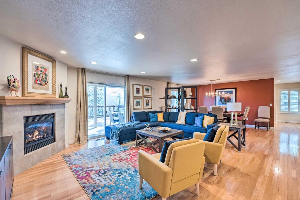 uma sala de estar com um sofá azul e uma lareira em Pollock Pines Mums Retreat with Large Deck! em Pollock Pines