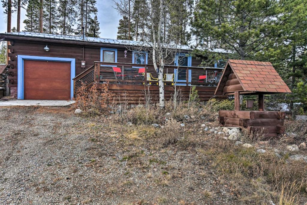 une cabane en rondins avec un garage et une maison dans l'établissement Grand Lake Cabin with Mountain Views and EV Charger!, à Grand Lake