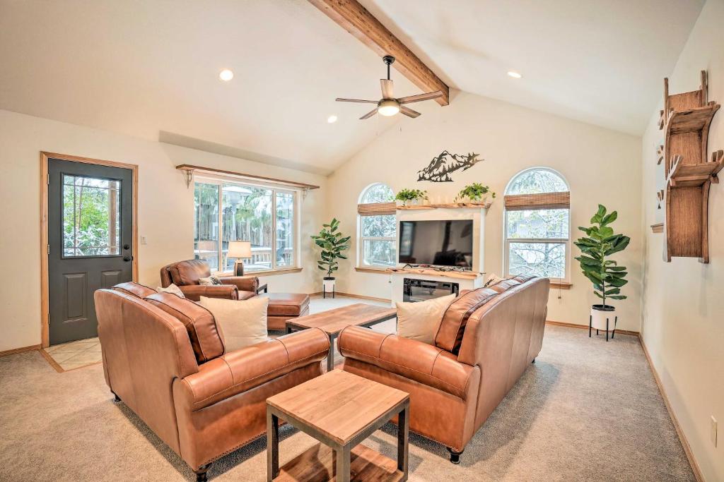 Bend Home with Deck, 4 Mi to Old Mill District!, Bend Updated 2023 Prices