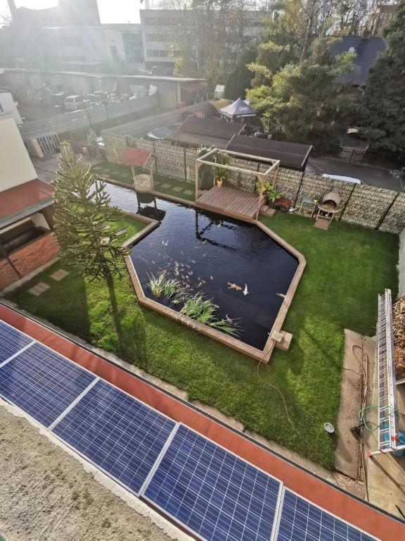 un patio trasero con estanque y paneles solares en Seeblick - a73006 en Magdeburgo