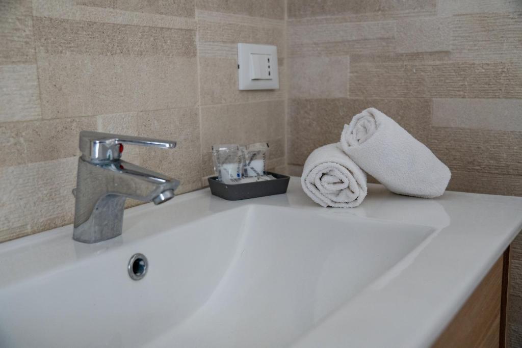 A bathroom at Verdirooms158