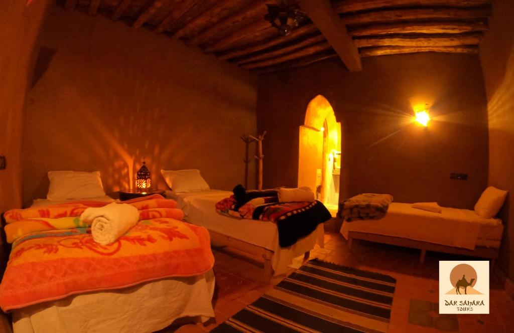 Säng eller sängar i ett rum på Auberge Kasbah Dar Sahara Tours