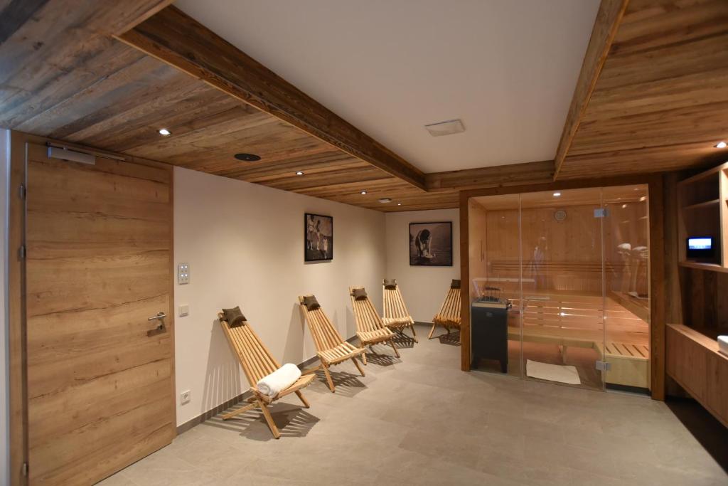 TV a/nebo společenská místnost v ubytování Tanners Chalet Apartments
