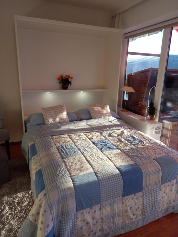 1 dormitorio con 1 cama grande y ventana en Rheinapartment 8, en Bad Hönningen