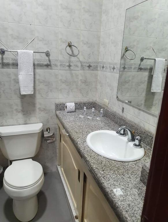 Koupelna v ubytování OCEANIk SUITES & HOTEL