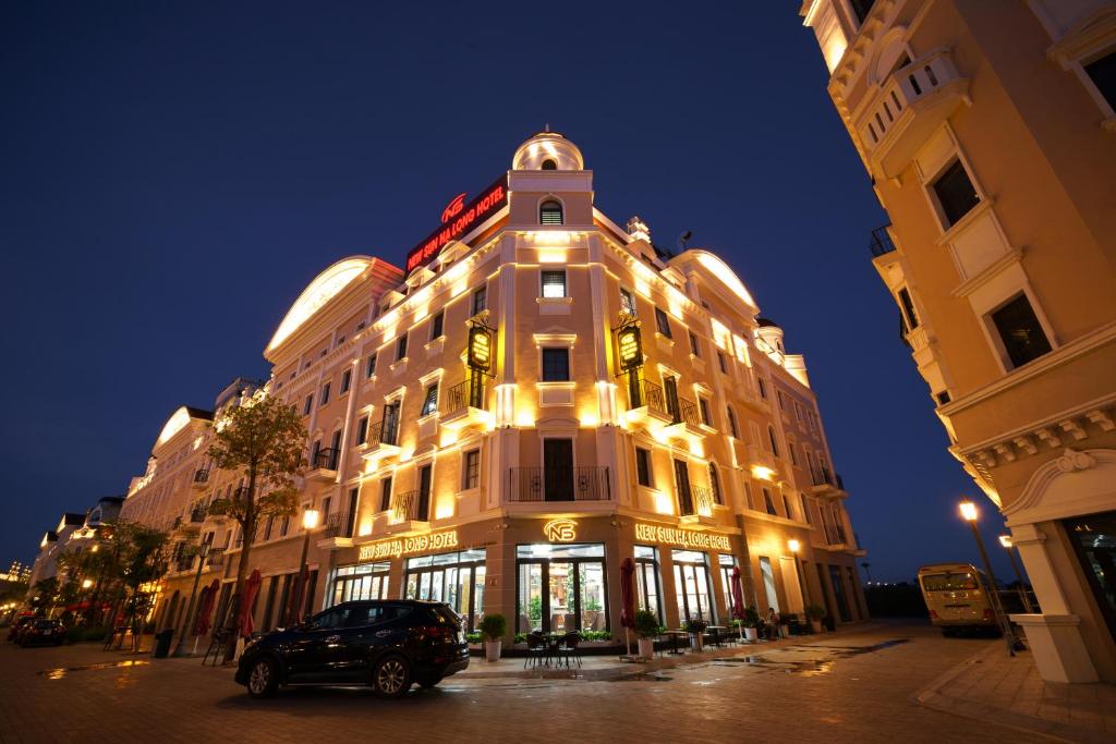 ein Gebäude mit einem davor geparkt in der Unterkunft Sunland Halong Hotel and Restaurant in Hạ Long