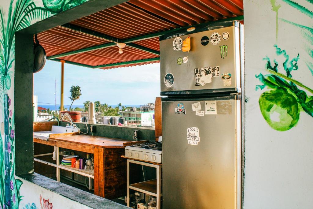 Il comprend une cuisine équipée d'une cuisinière et d'un réfrigérateur. dans l'établissement Chante, à Puerto Escondido