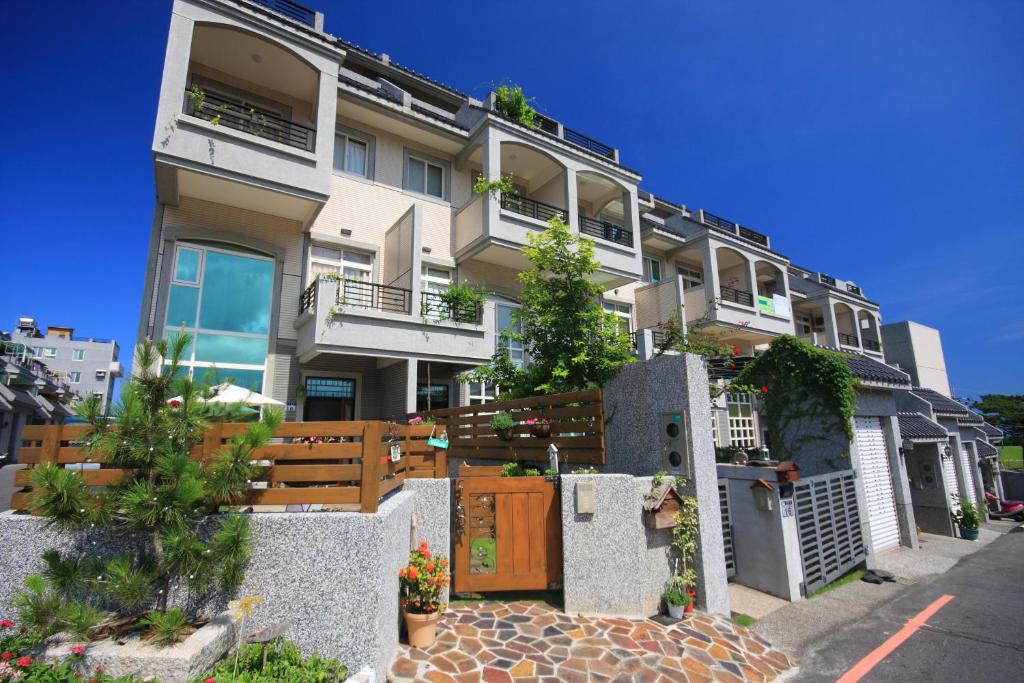 un grande edificio con una recinzione di fronte di Zhileju Homestay a Città di Hualien