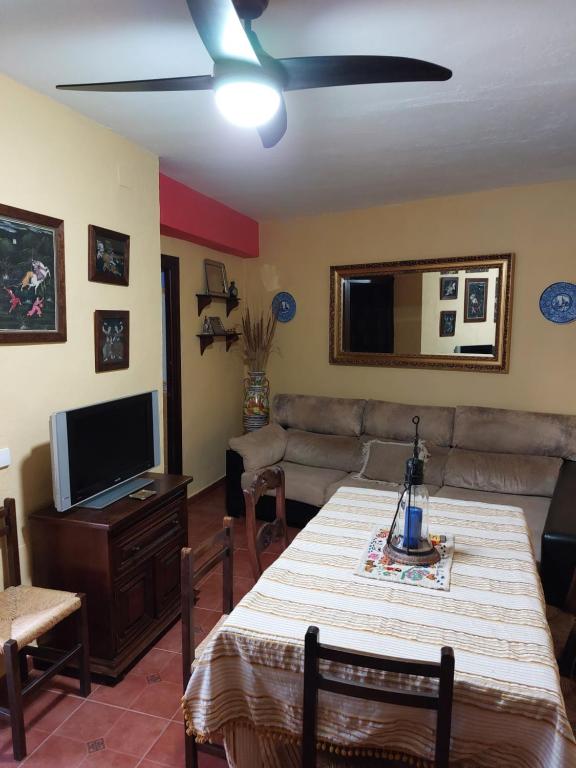 ein Wohnzimmer mit einem Sofa und einem Tisch in der Unterkunft Mirador del farmacéutico in Zahara de la Sierra