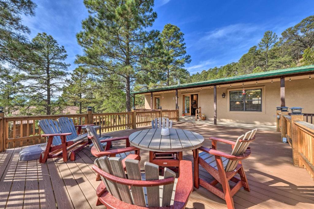 Fotografie z fotogalerie ubytování Charming Ruidoso Home with Deck and Lovely Views! v destinaci Ruidoso