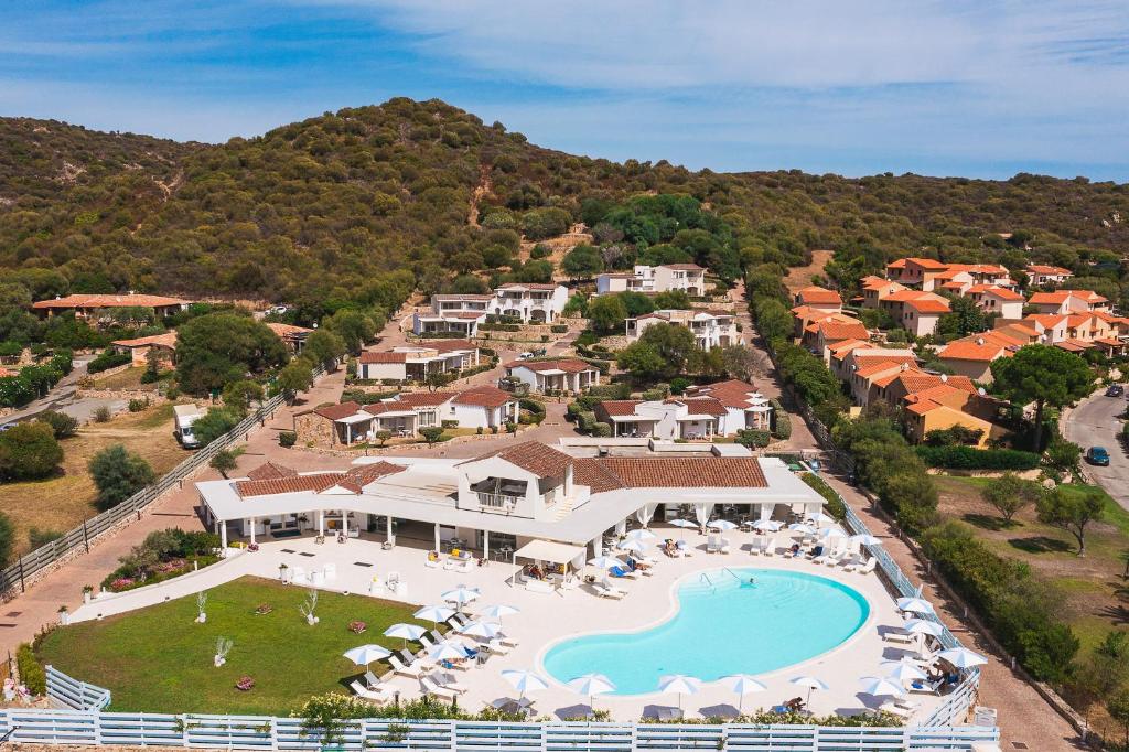 - une vue aérienne sur un complexe avec une piscine dans l'établissement Piccolo Hotel - Adults Only, à Porto Ottiolu