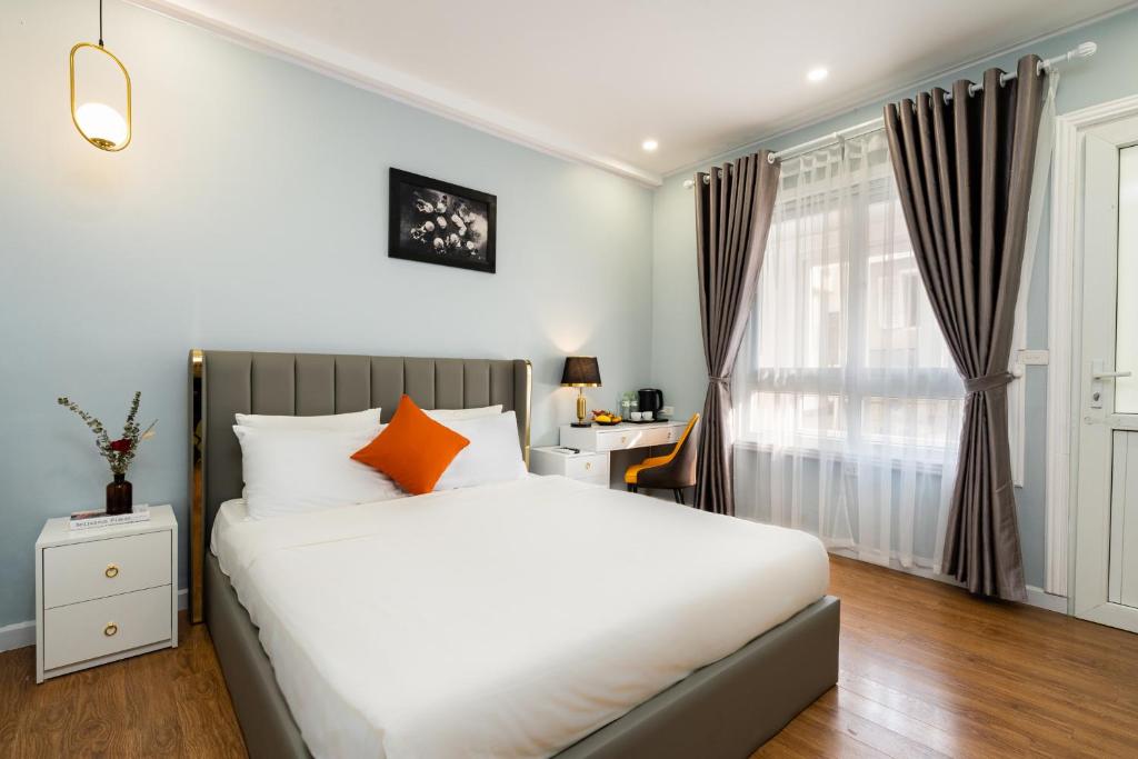 Postel nebo postele na pokoji v ubytování Hanoi Memory Legends Hotel