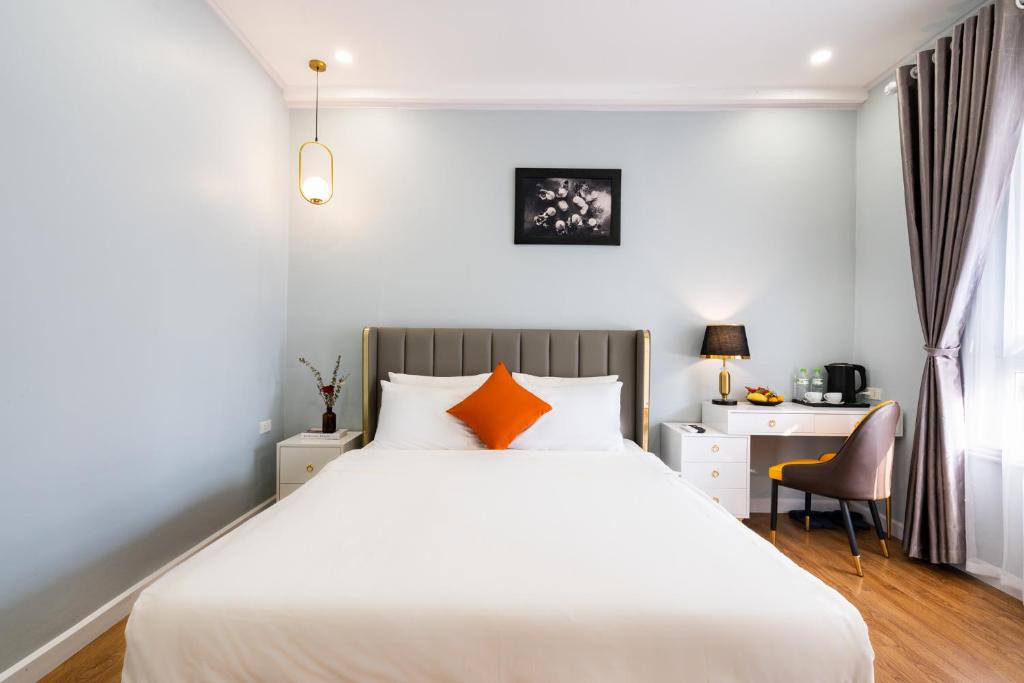 Postel nebo postele na pokoji v ubytování Hanoi Memory Legends Hotel