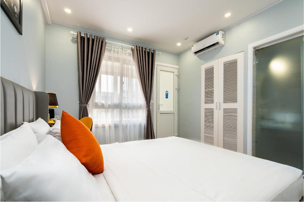 Postel nebo postele na pokoji v ubytování Hanoi Memory Legends Hotel
