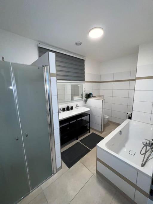 Fotografie z fotogalerie ubytování Luxus-Doppelhaushälfte im ruhigen Blumenviertel v Berlíně