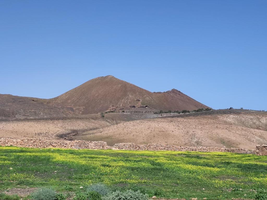 a mountain in the distance with a green field at Casa Bermeja - Tiscamanita in Tiscamanita