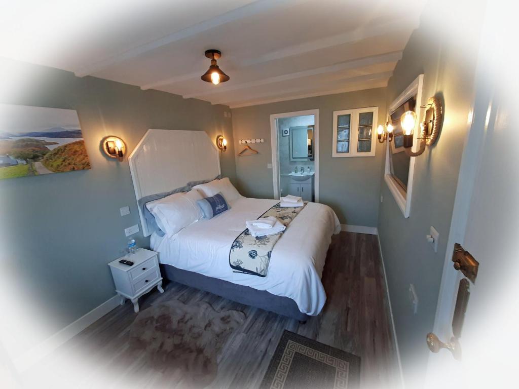 Postel nebo postele na pokoji v ubytování Highlander House Boutique Hotel