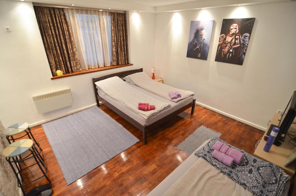 een kleine kamer met een bed en een raam bij Old Town Studio Sarajevo in Sarajevo