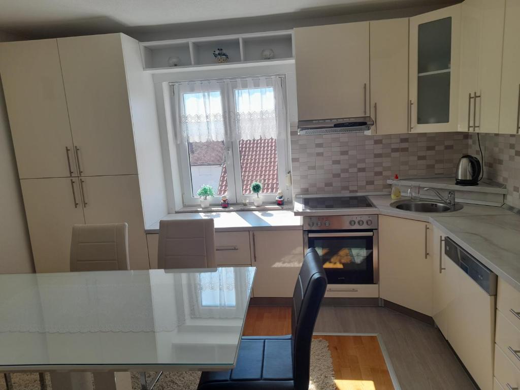 利夫諾的住宿－Apartman Zoran，厨房配有白色橱柜和炉灶烤箱。