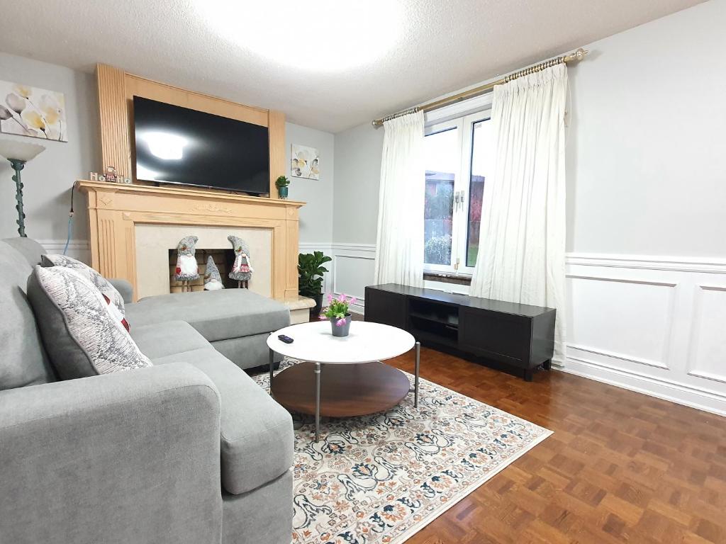 Posezení v ubytování A Home Away-Deluxe Guest Room in Toronto
