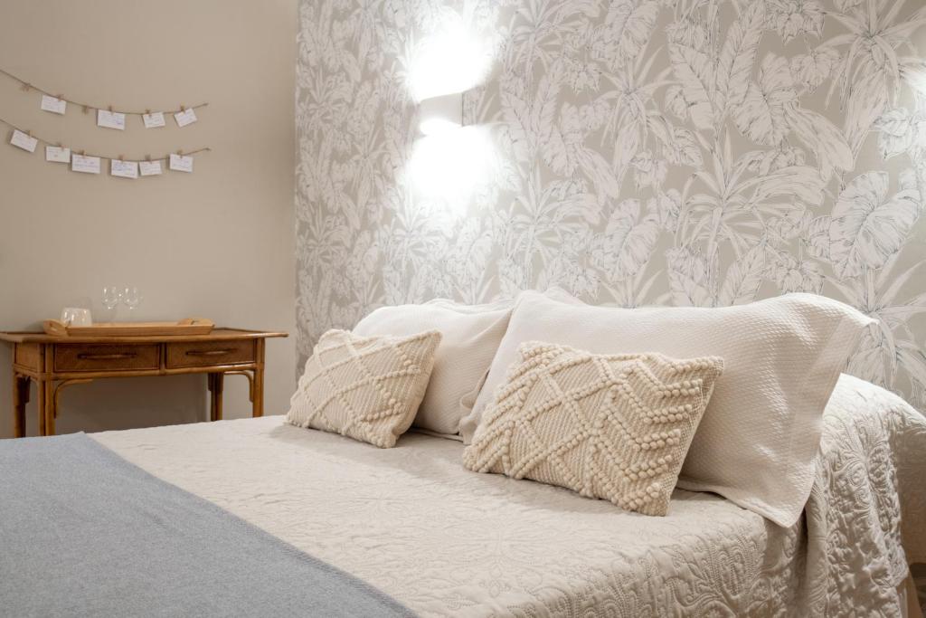 ein Schlafzimmer mit einem Bett mit zwei Kissen darauf in der Unterkunft Room24 R in Bari