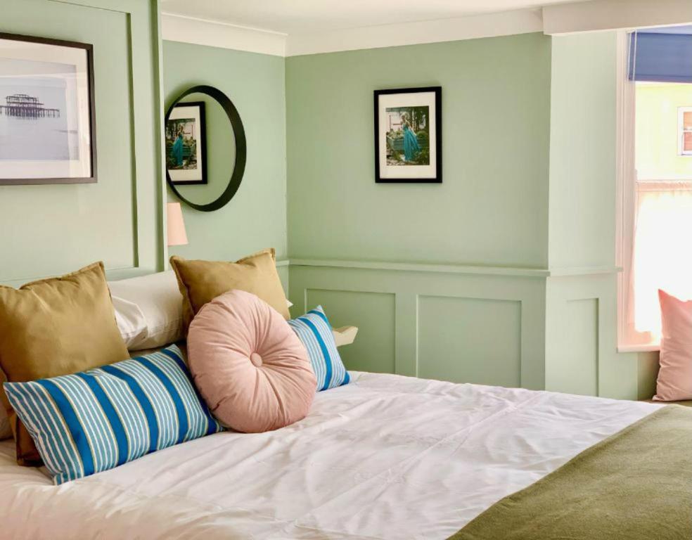 Un dormitorio con una cama con almohadas. en The Willows en Brighton & Hove