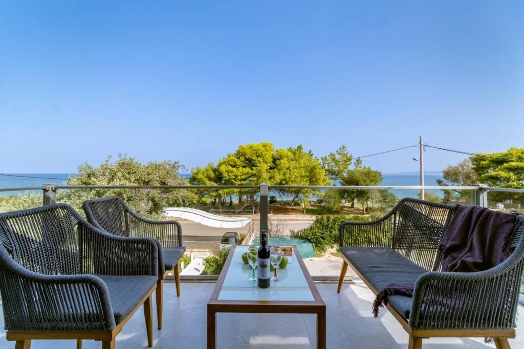 grupa krzeseł i stół na patio w obiekcie villa on the sea w mieście Ayía Marína