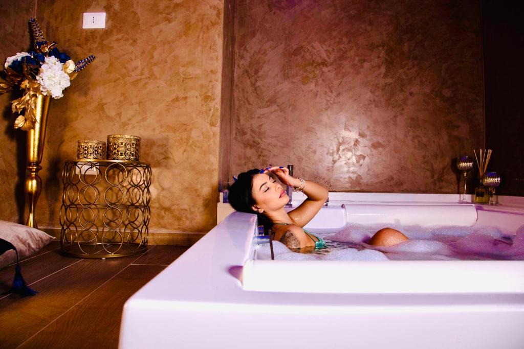 Una mujer tumbada en una bañera con apetito en Puro, en Mesagne