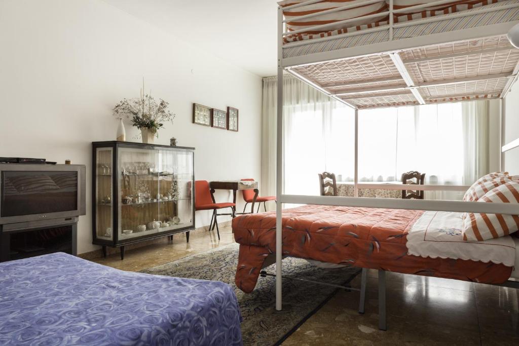 een slaapkamer met een bed en een tv in een kamer bij Apartments Piave Venice in Mestre