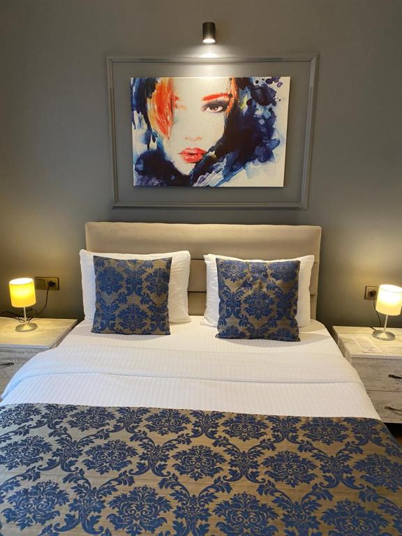 A bed or beds in a room at 12 rooms hotel