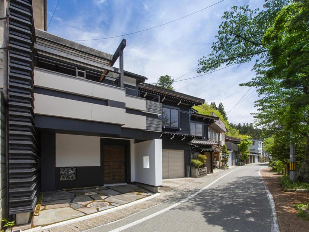 een huis met een zwart-witte gevel bij Sumiya Seika - Vacation STAY 17471v in Takayama