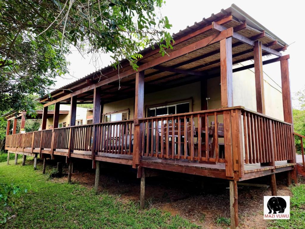 una casa en postes de madera con porche en Mazi Vuwu Ponta Malongane en Ponta do Ouro