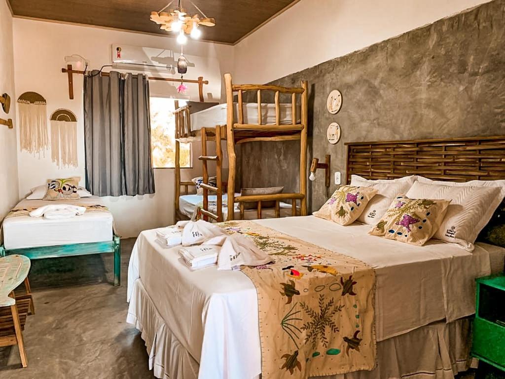 1 dormitorio con 1 cama grande y 1 silla en FLATS MACAPÁ MEU AMOR 6 en Luis Correia