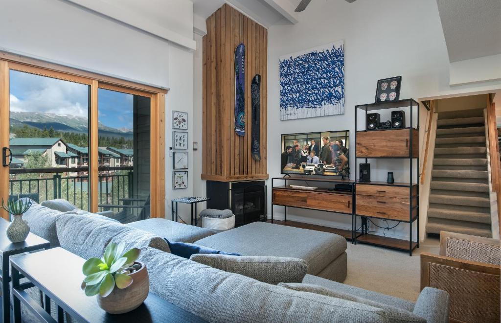 Image showcasing Trails End Mountainview Penthouse Condo: Ski In/Out, Stroll To Main ...