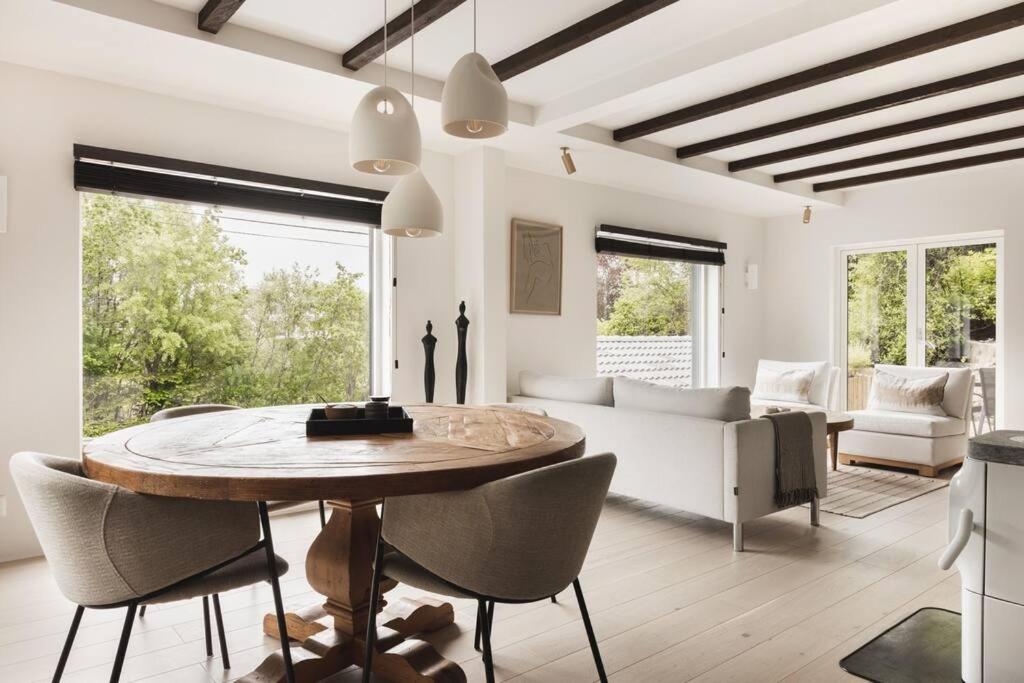 uma sala de estar com uma mesa e cadeiras e um sofá em Cozy villa in Bømlo em Bømlo