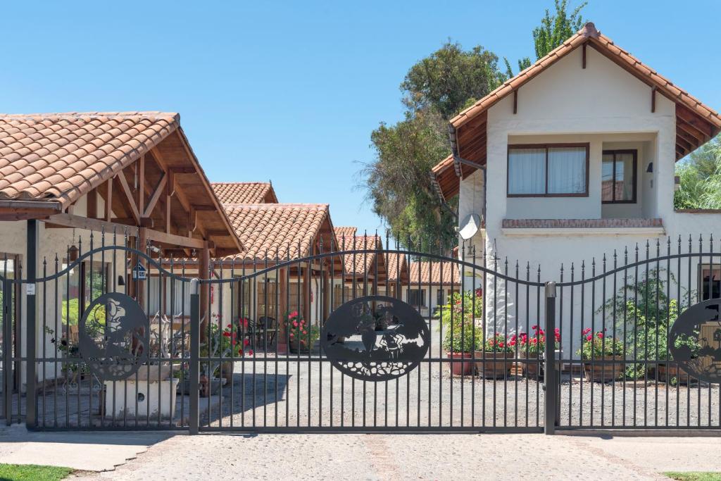 una cerca negra frente a una casa en A pasos, en Santa Cruz