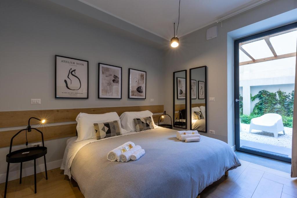 a bedroom with a large bed with towels on it at Casa Lounge Istria in Cagliari