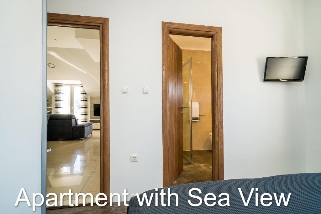 Televízia a/alebo spoločenská miestnosť v ubytovaní Apartments Budman