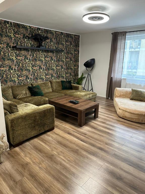A seating area at Spacious 3-Bedroom Apartment in the Historic Old Town Parking