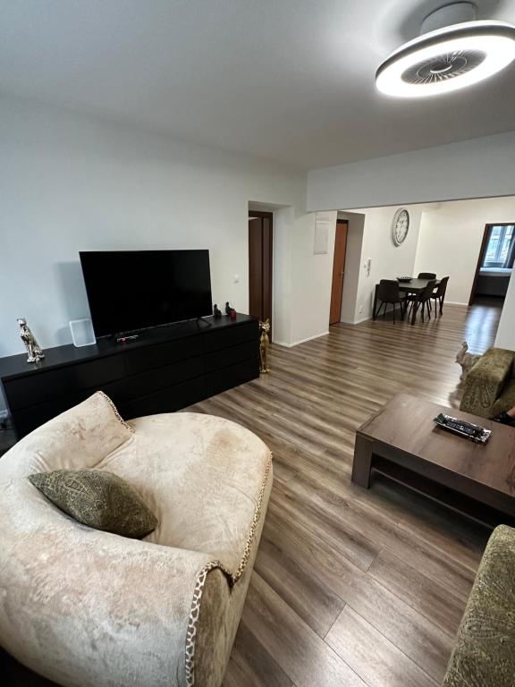 sala de estar con sofá y TV de pantalla plana en Medena Apartment old town with free parking, en Bratislava