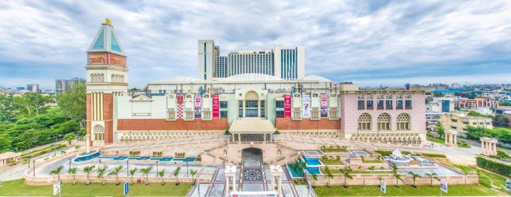 Bazén v ubytování Crowne Plaza Greater Noida by IHG nebo v jeho okolí
