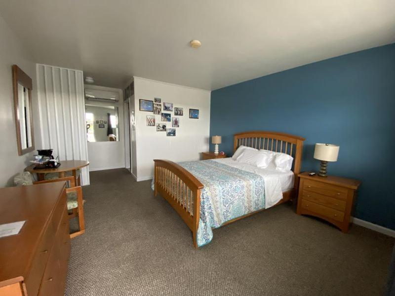 Wachapreague Inn - Motel Rooms - Queen Room