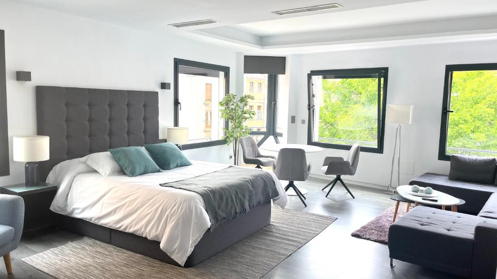 Postel nebo postele na pokoji v ubytování Plasencia Plaza Mayor Luxury