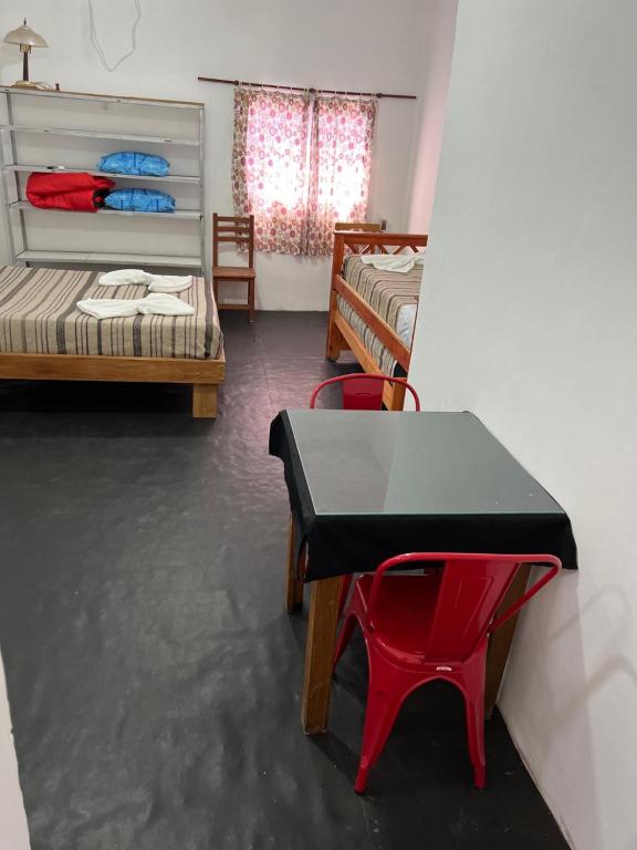 um quarto com duas camas e uma mesa e cadeiras em Departamento Sarmiento 1 em San Luis