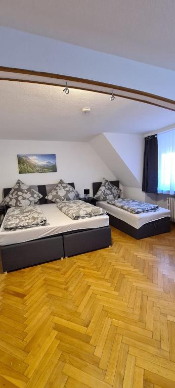 Duas camas num quarto com piso em madeira em ST Apartment em Triberg